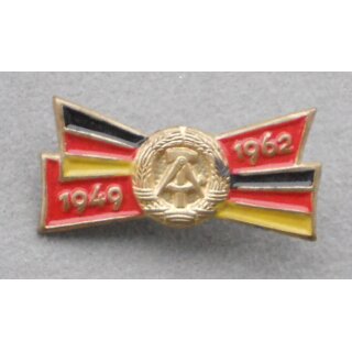 Anniversaries of the GDR 1927b, 13 Years DDR 1962, Iron gold coloured, painted, Brooch Back