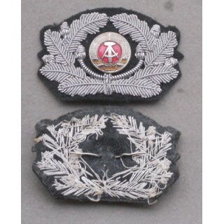 Handgstickter Mützenkranz für Offiziere, Land Typ4, 2.Modell mit aufgesetztem Staatswappen, ab 1962