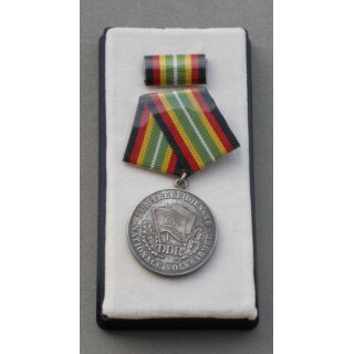 Medaille für treue Dienste in der NVA, silber 150e, 1964-66, beide Spangen mit Plasteüberzug aus Generalsnachlass m. orig. Etui