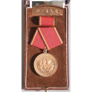 Verdienstmedaille der NVA, bronze 147a, 1956-57,Nr. 2154
