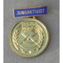 Jungaktivist Verbandsauszeichnung 87b, Spange bronzefarben, hellblau emailliert, 1968 -