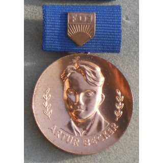 Arthur-Becker-Medaille der FDJ, bronze 13c, ~1980-1984, Bandspange mit kleiner Auflage