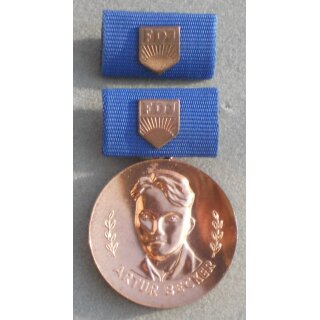 Arthur-Becker-Medaille der FDJ, bronze 13d, 1985-89, Eisen bronziert, mit Interimspange