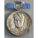 Arthur-Becker-Medaille der FDJ, silber 12b, 1972 -~1980, Bandspange mit gro&szlig;er Auflage