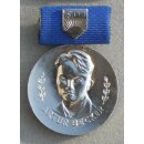 Arthur-Becker-Medaille der FDJ, silber 12b, 1972 -~1980, Bandspange mit gro&szlig;er Auflage