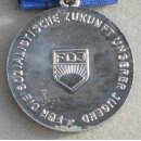 Arthur-Becker-Medaille der FDJ, silber 12b, 1972 -~1980, Bandspange mit gro&szlig;er Auflage