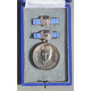 Arthur-Becker-Medal of the FDJ, silver 12a, 1960-71, enamelled Clasp, in original Case