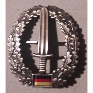 Commando Special Forces Beret Badge Metal, new, with Flag