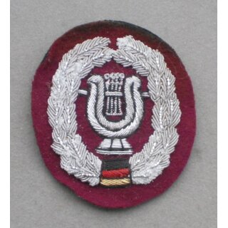 Milit&auml;rmusikdienst Barettabzeichen  Handgestickt, gebraucht auf bordeaux, mit Bundesfarben