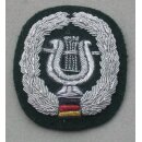 Milit&auml;rmusikdienst Barettabzeichen  Handgestickt, gebraucht auf bordeaux, mit Bundesfarben