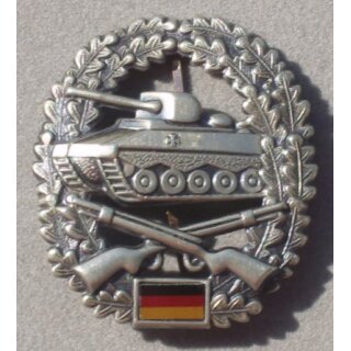 Panzergrenadiertruppe Barettabzeichen  Metall, gebraucht, mit Bundesfarben