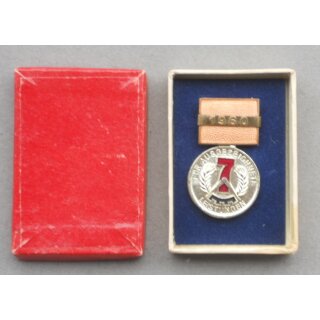 Medal for exellent Achievements 126d/60, gold coloured, 7-Year Plan, in original Case