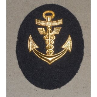 Verwaltungsdienst, Laufbahnabzeichen Volksmarine Maat, Tuch, blau, Metallauflage f&uuml;r Kolani