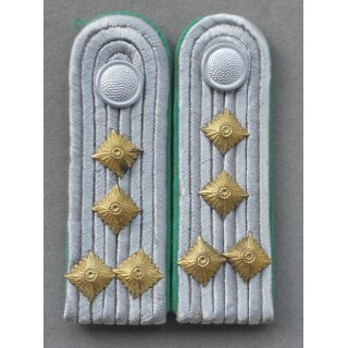Grenztruppen Schulterst&uuml;cke, - 90 Hauptmann, tragefertig, mit Knopf