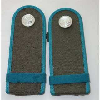 Luftstreitkr&auml;fte Schulterst&uuml;cke, - 90 Unteroffizierssch&uuml;ler, mit Litze aus Biesenstoff, Kn&ouml;pfe, versch. Laschen, von Uniform entfernt