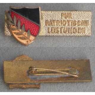 Honour Badge of the National Front, gold 1014b, Shield without State Seal, broken Catch