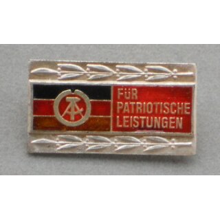 Ehrennadel der Nationalen Front, silber 1015e, Buntmetall, Lack mit Polyesterüberzug