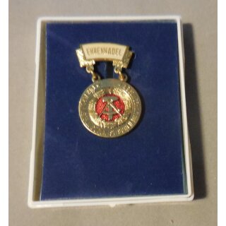 Ehrennadel für Verdienste im sozialistischen Bildungswesen 778, goldfarben, Buntmetall, in original Etui, diese unterschiedlich