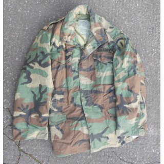 US M-65 Feldjacke, Woodland Camouflage mit Abzeichen
