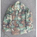 US M-65 Feldjacke, Woodland Camouflage mit Abzeichen