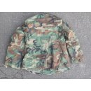 US M-65 Feldjacke, Woodland Camouflage mit Abzeichen