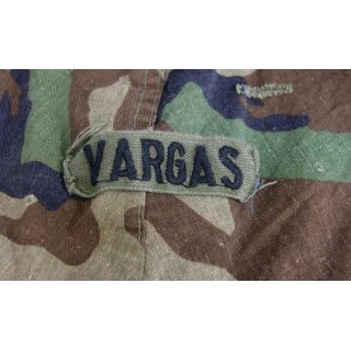 gebraucht, sehr gut, Stempel nicht lesbar, mit Namtape VARGAS, pink/weiß